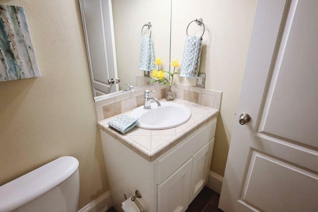 Downtown Museum District, Zoo, Parks, Nightlife! - Detering Apartment *