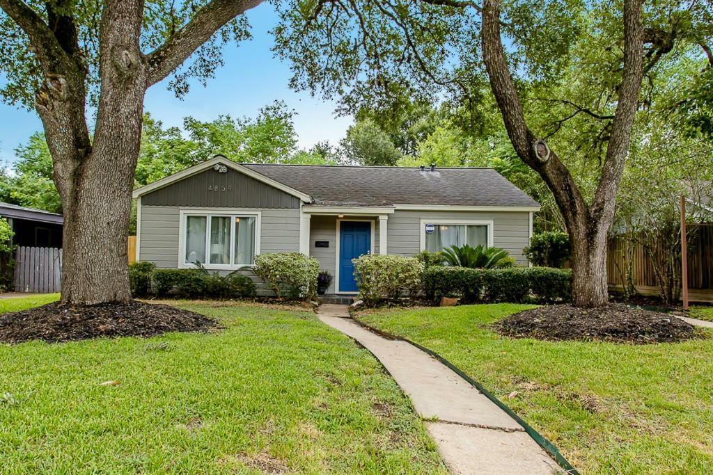 The Blue Door - Luxury Downtown Holiday home *