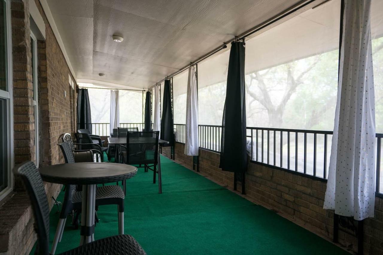 East Downtown Treetop Terrace Apartment *
