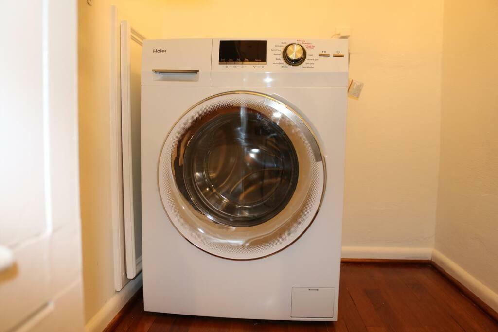 Montrose Retro Gem W/parking, Coffee And Netflix Apartment