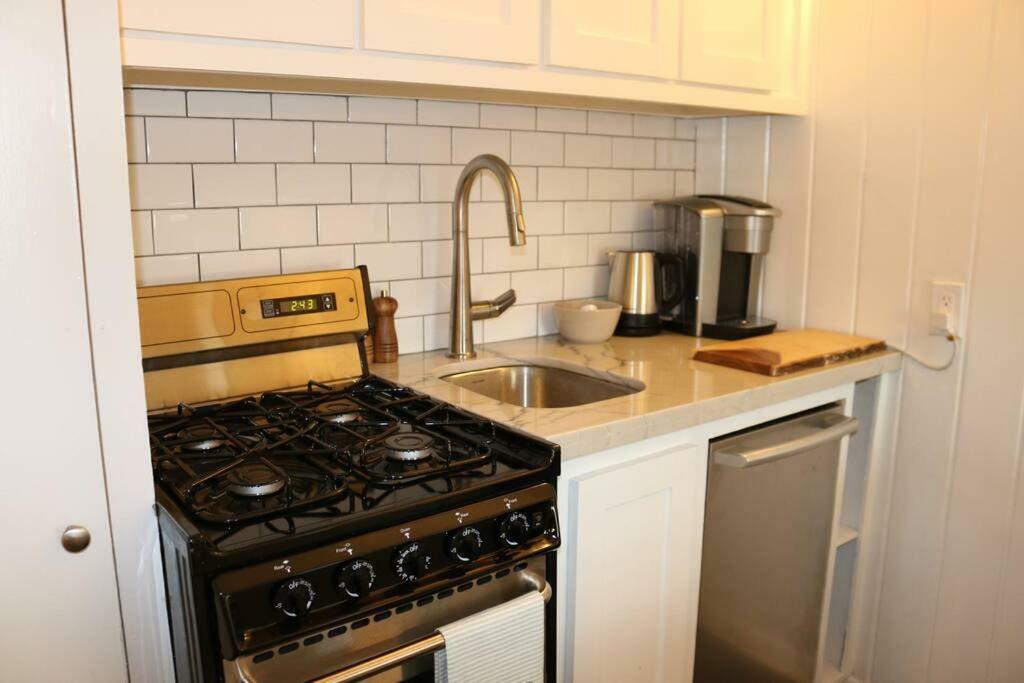 Montrose Retro Gem W/parking, Coffee And Netflix Houston