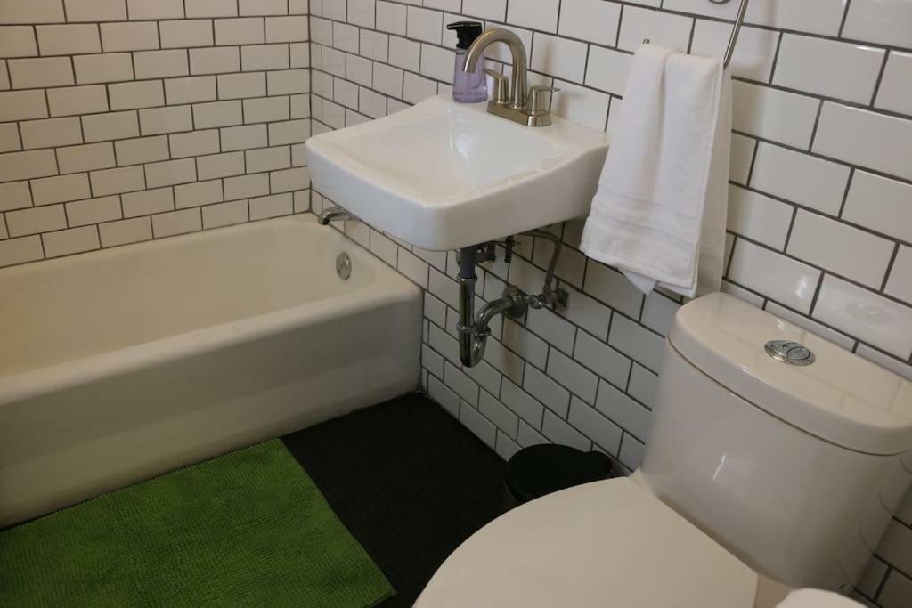 Apartment Montrose Retro Gem W/parking, Coffee And Netflix