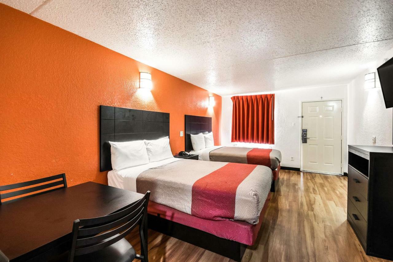 Hotel 6-houston, Tx - Brookhollow Houston