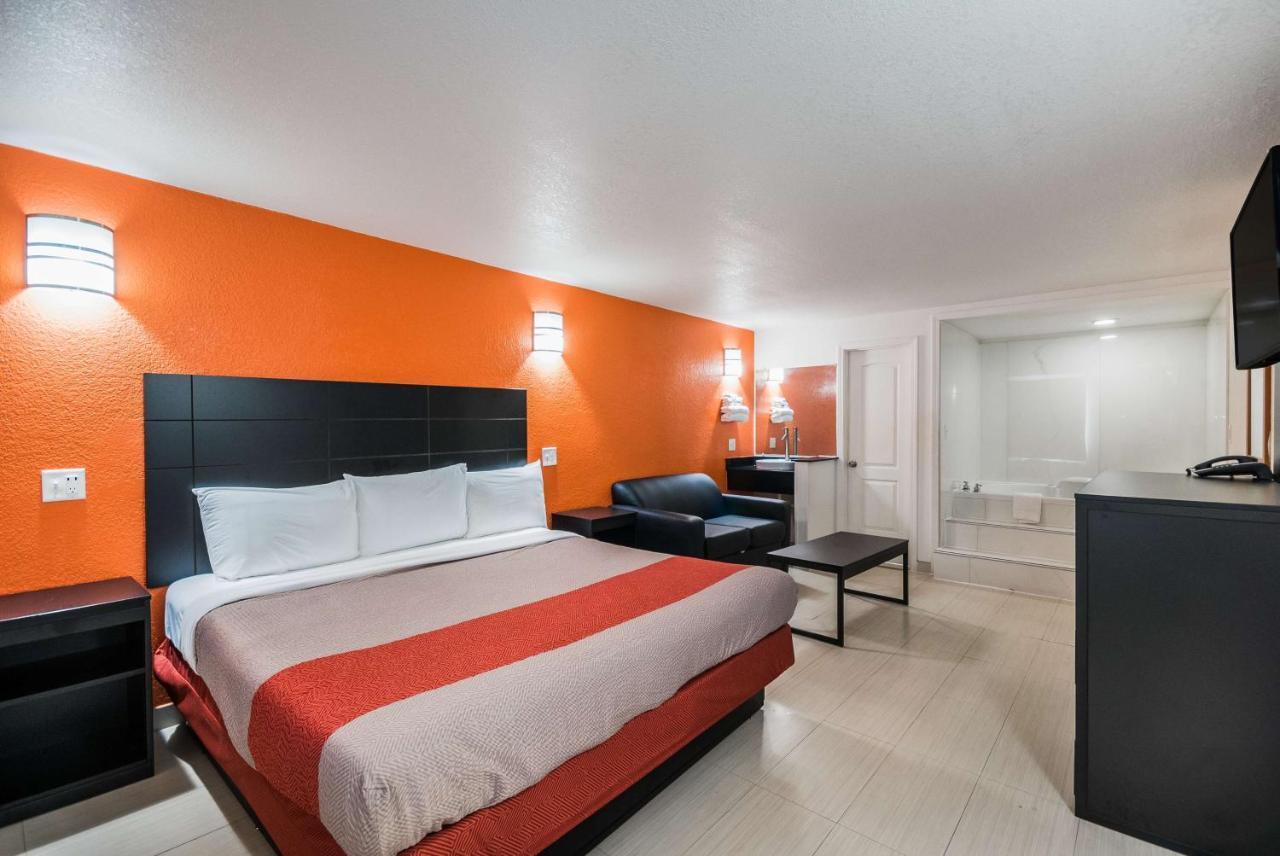 Hotel 6-houston, Tx - Brookhollow 2*