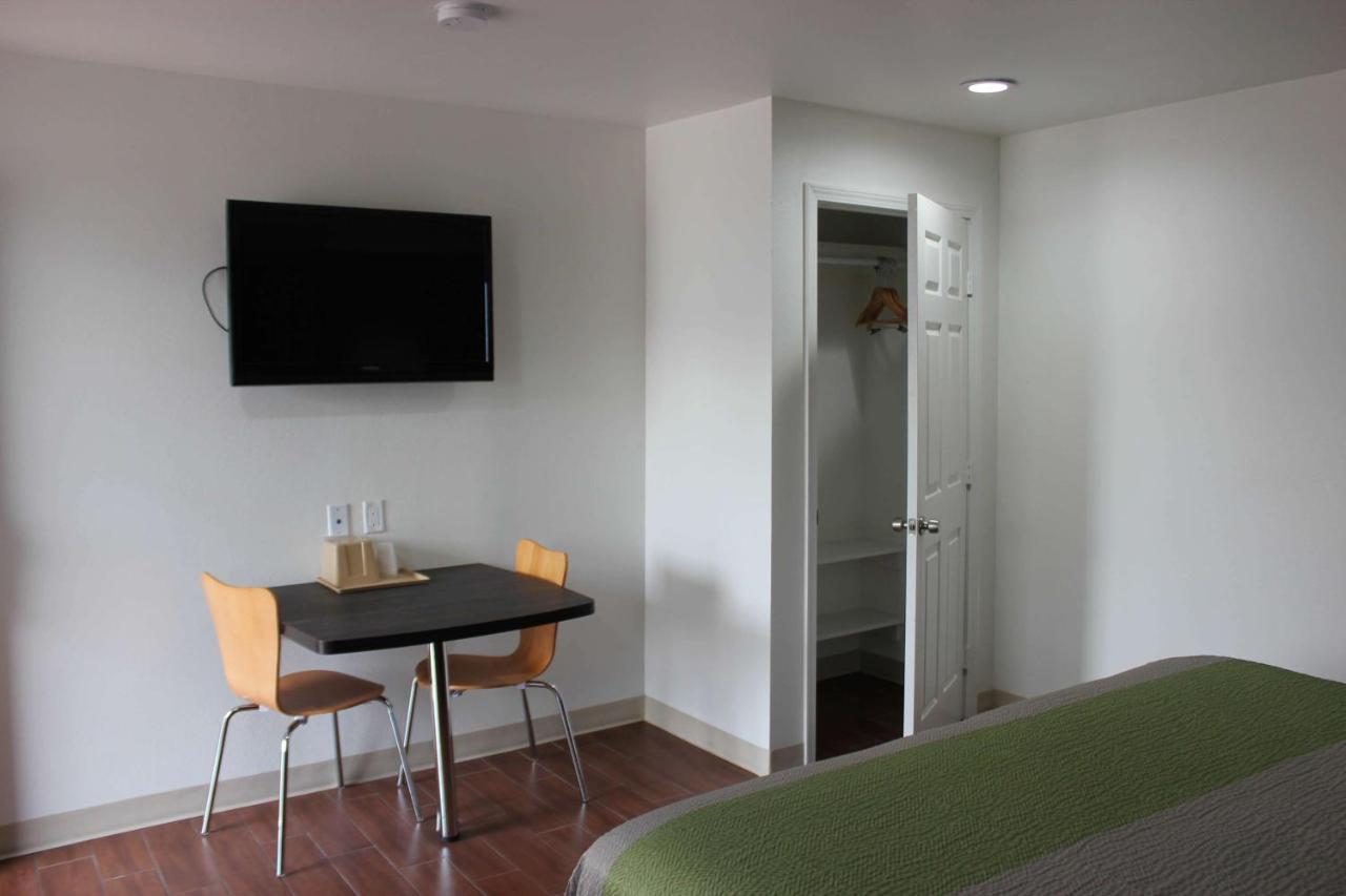 Hotel 6-houston, Tx - East 2*