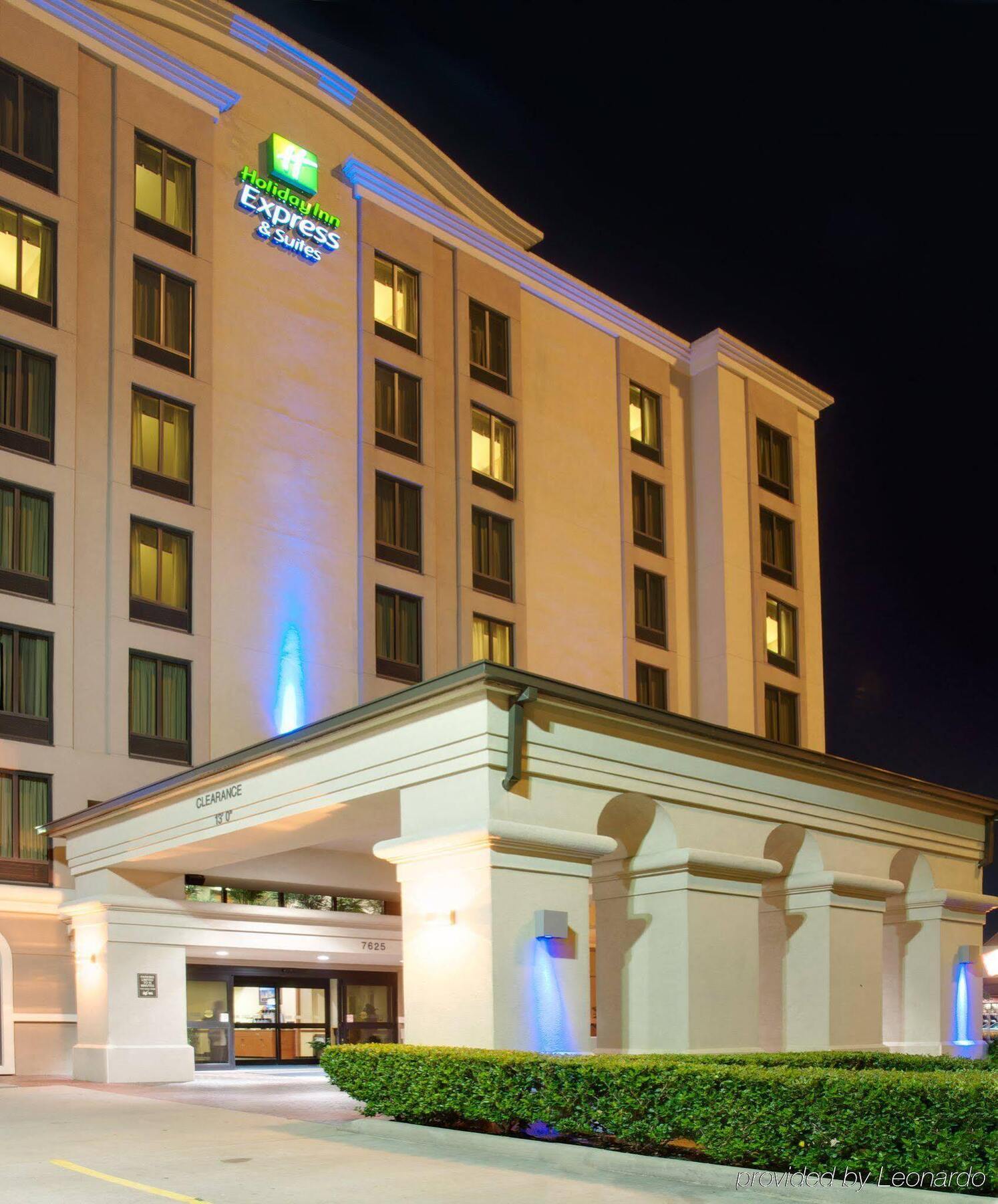 Holiday Express & - Memorial Park Area By Ihg Hotel