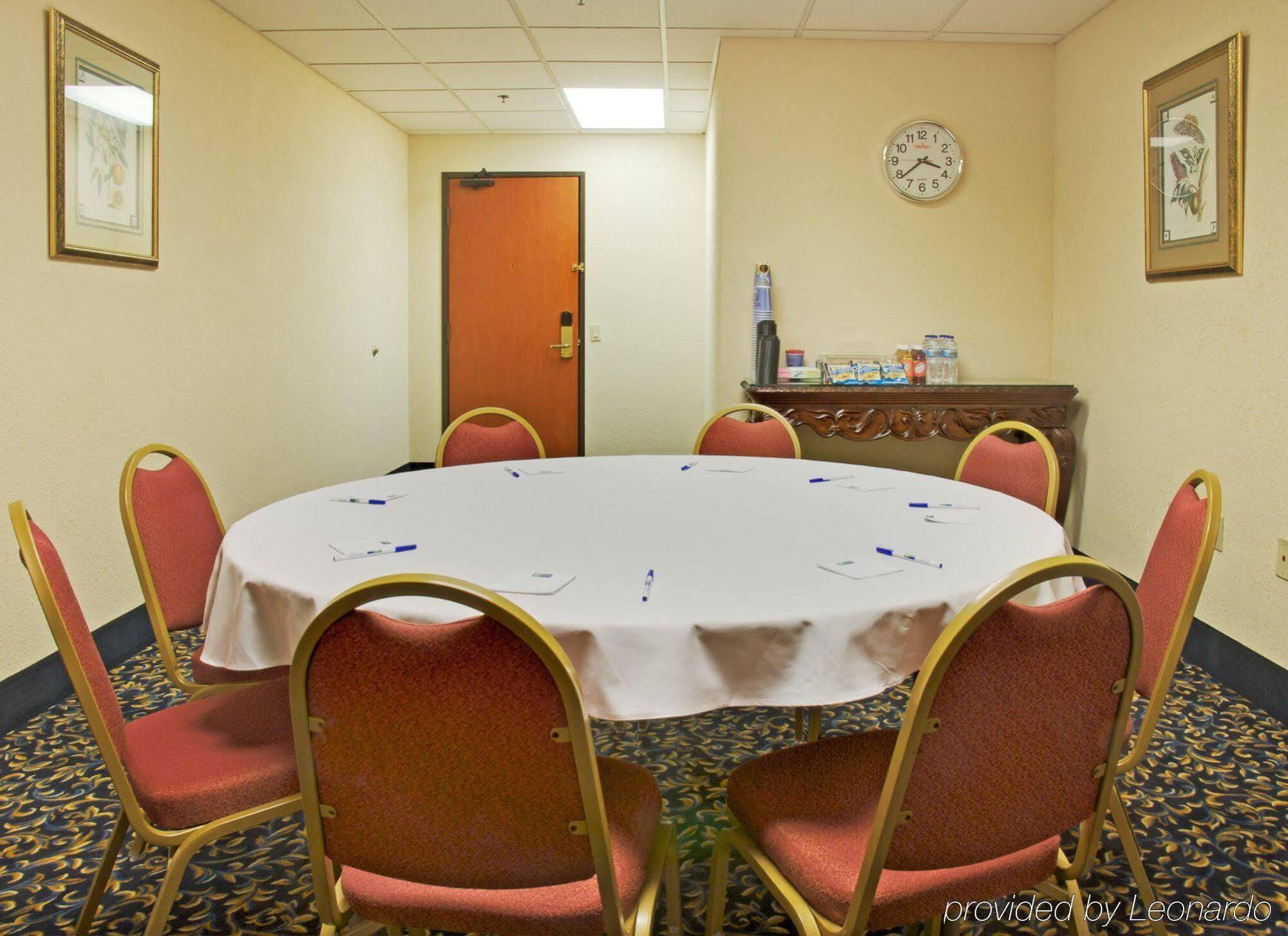 Holiday Express & - Memorial Park Area By Ihg