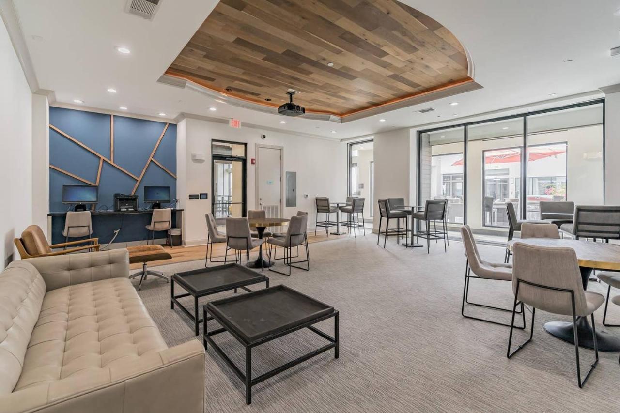 Central + Pool + Gym Apartment Houston