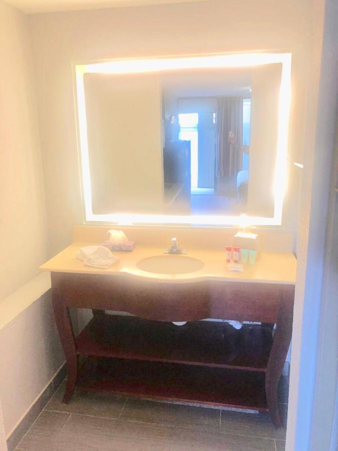 Frontier North Motel 2*