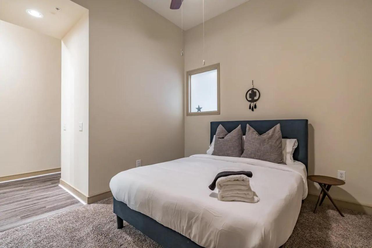 Spacious Flat + Gym + Pool Apartment *