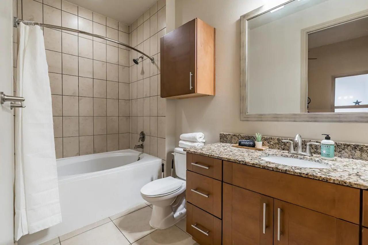 Spacious Flat + Gym + Pool Apartment *