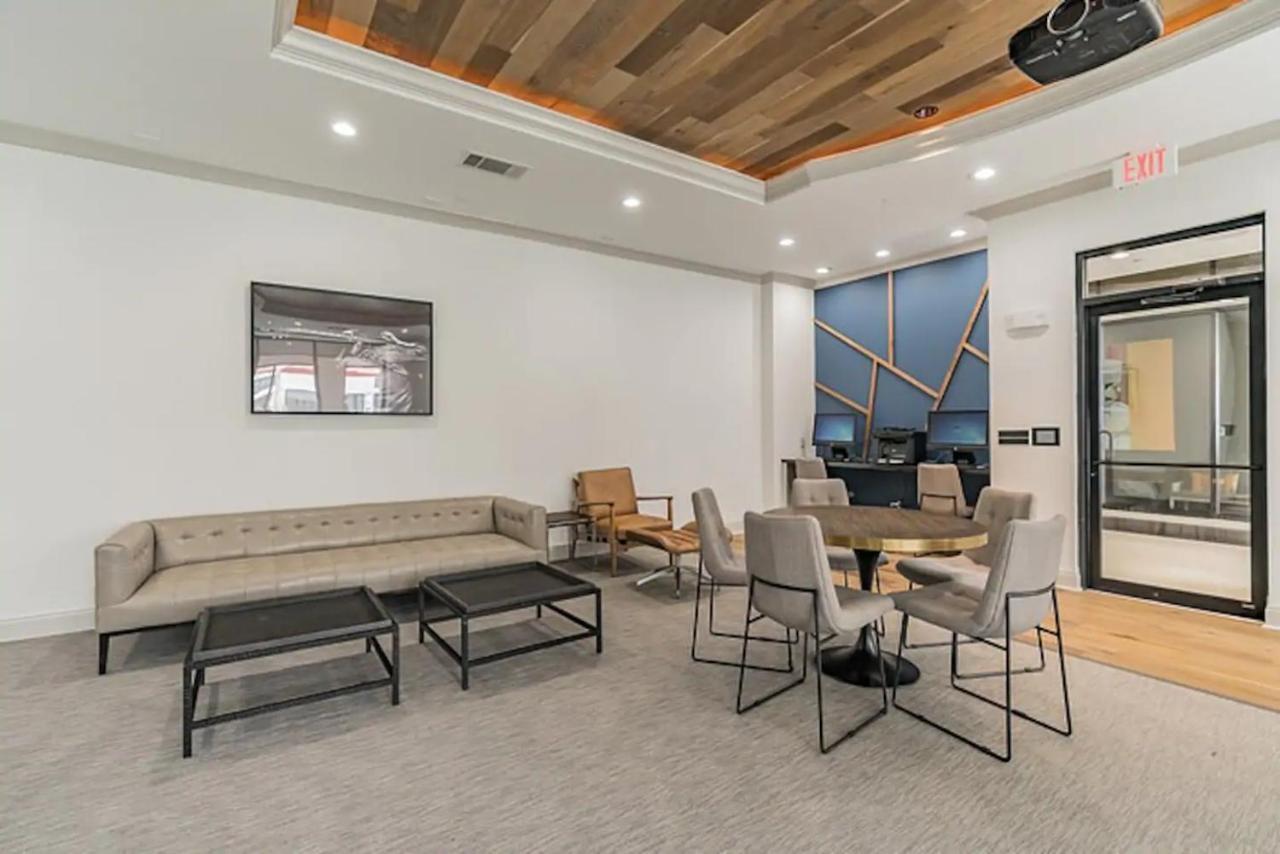 Apartment Spacious Flat + Gym + Pool Houston