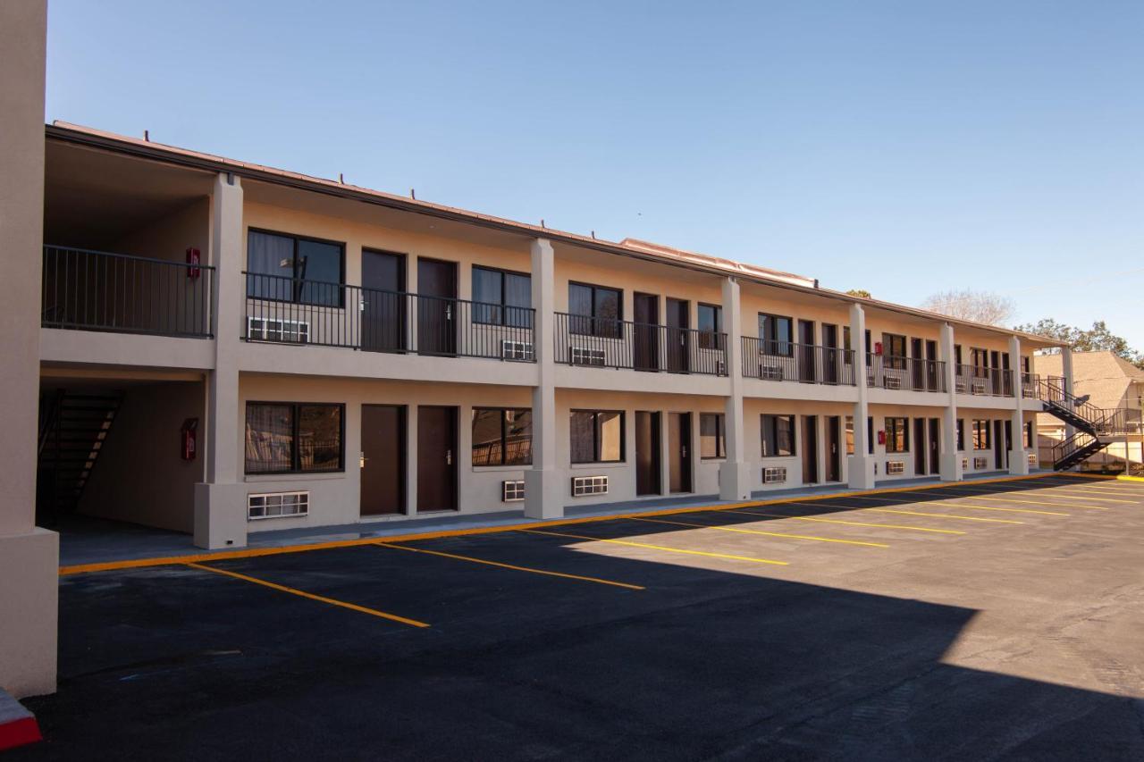 Motel Cypress & Suites *