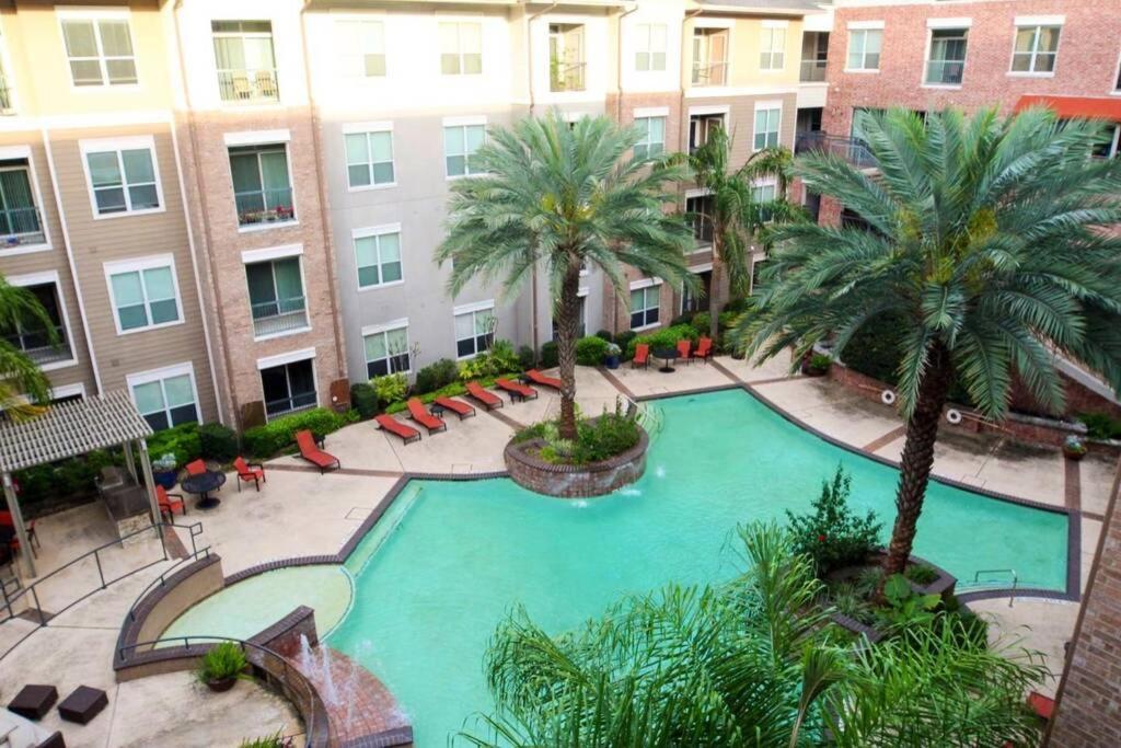 Discounted Oasis W/ Pool View In The Med Center By Nrg Apartment