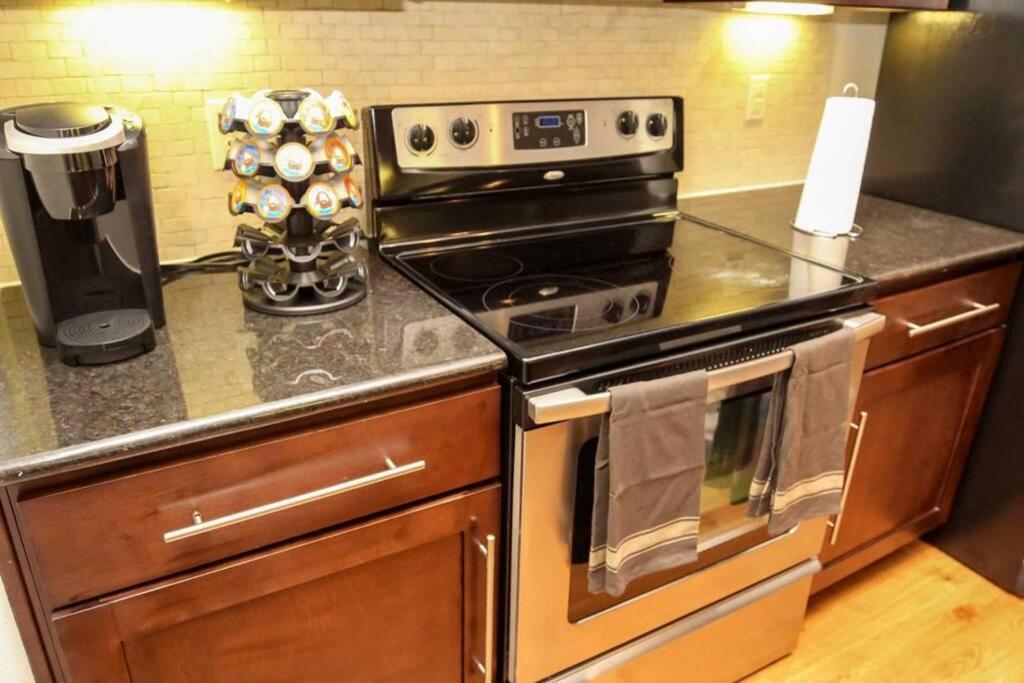 Discounted Oasis W/ Pool View In The Med Center By Nrg Apartment