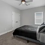 Instant Stay 3 Bedroom 4 Beds 2Bath! 15 Min From Downtown, Medical Center, Convention Center, Toyota Center, And Aquarium!