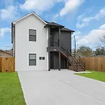 Instant Stay 3 Bedroom 4 Beds 2Bath! 15 Min From Downtown, Medical Center, Convention Center, Toyota Center, And Aquarium!