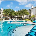 Vibrant Oasis In The Heart Of Midtown & Downtown