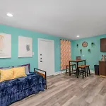 Convenient 1Br Unit Close To Shopping & Dining