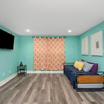 Convenient 1Br Unit Close To Shopping & Dining