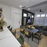 Ultimate Downtown Escape - 3Br/2.5Ba Sleeps 7