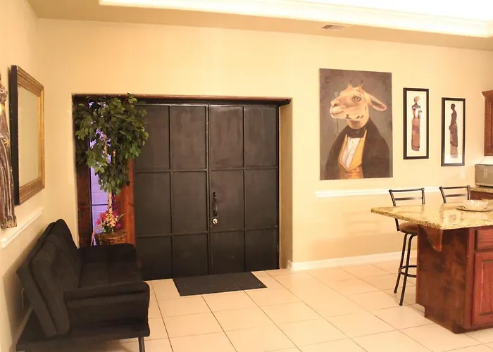 Mcgowen Street Airbnb With Laundry Room