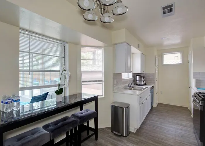Good Vibes 4 Bedroom With Private Pool, Close To Houston Loop
