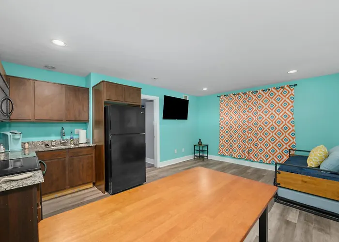Convenient 1Br Unit Close To Shopping & Dining