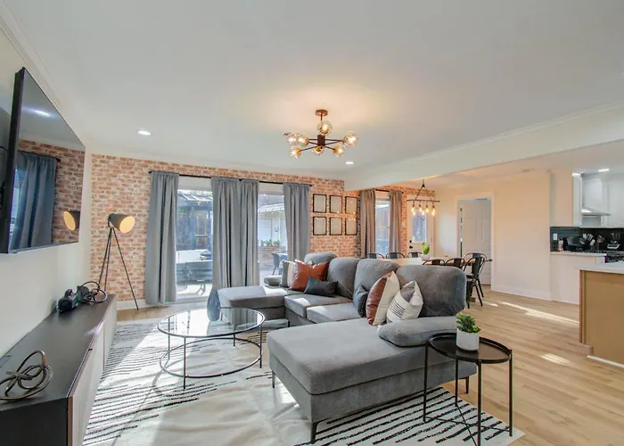 4-Bd Central Location W Pool Patio Firepit