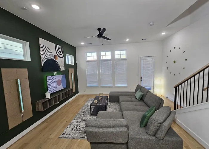 Ultimate Downtown Escape - 3Br/2.5Ba Sleeps 7