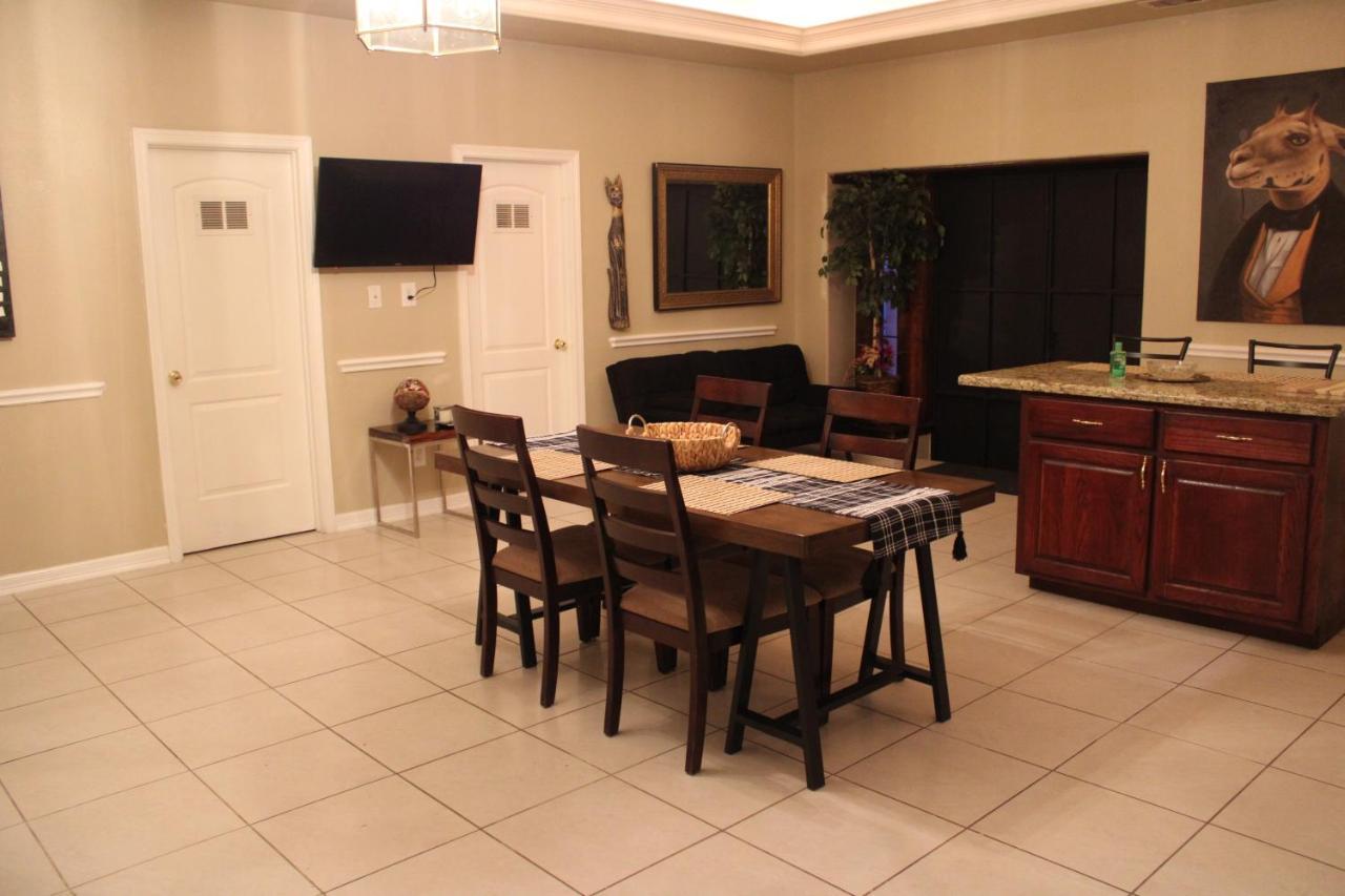 Bed & Breakfast Mcgowen Street Airbnb With Laundry Room
