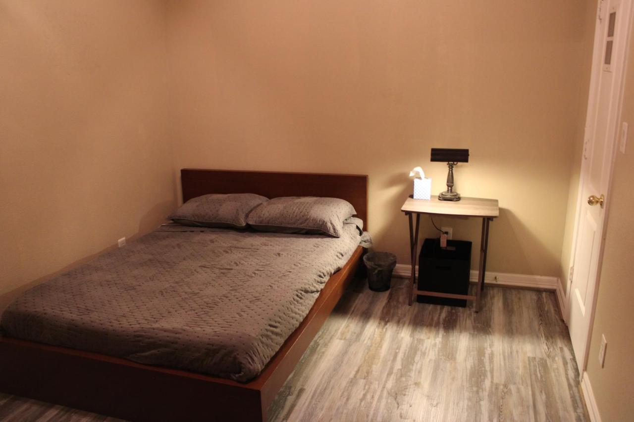 Bed & Breakfast Mcgowen Street Airbnb With Laundry Room