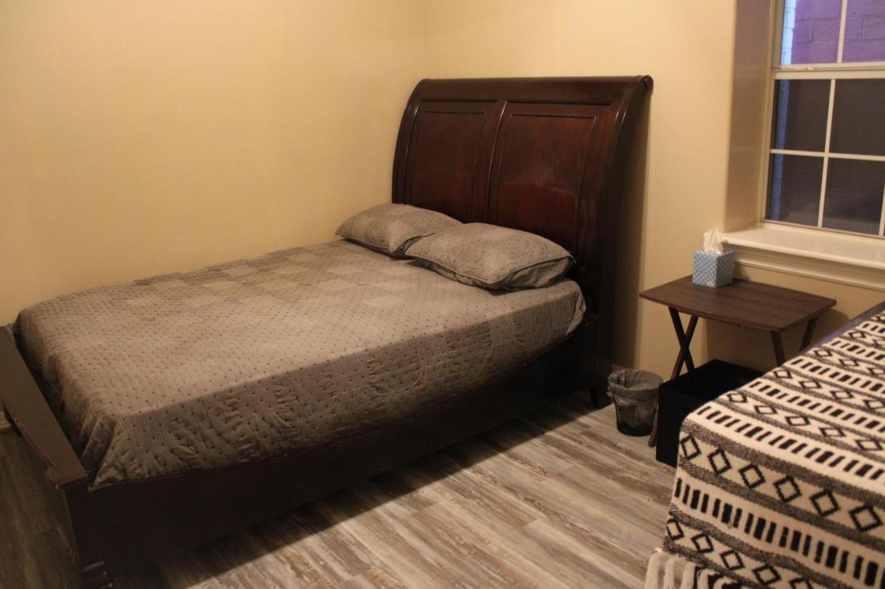 Bed & Breakfast Mcgowen Street Airbnb With Laundry Room