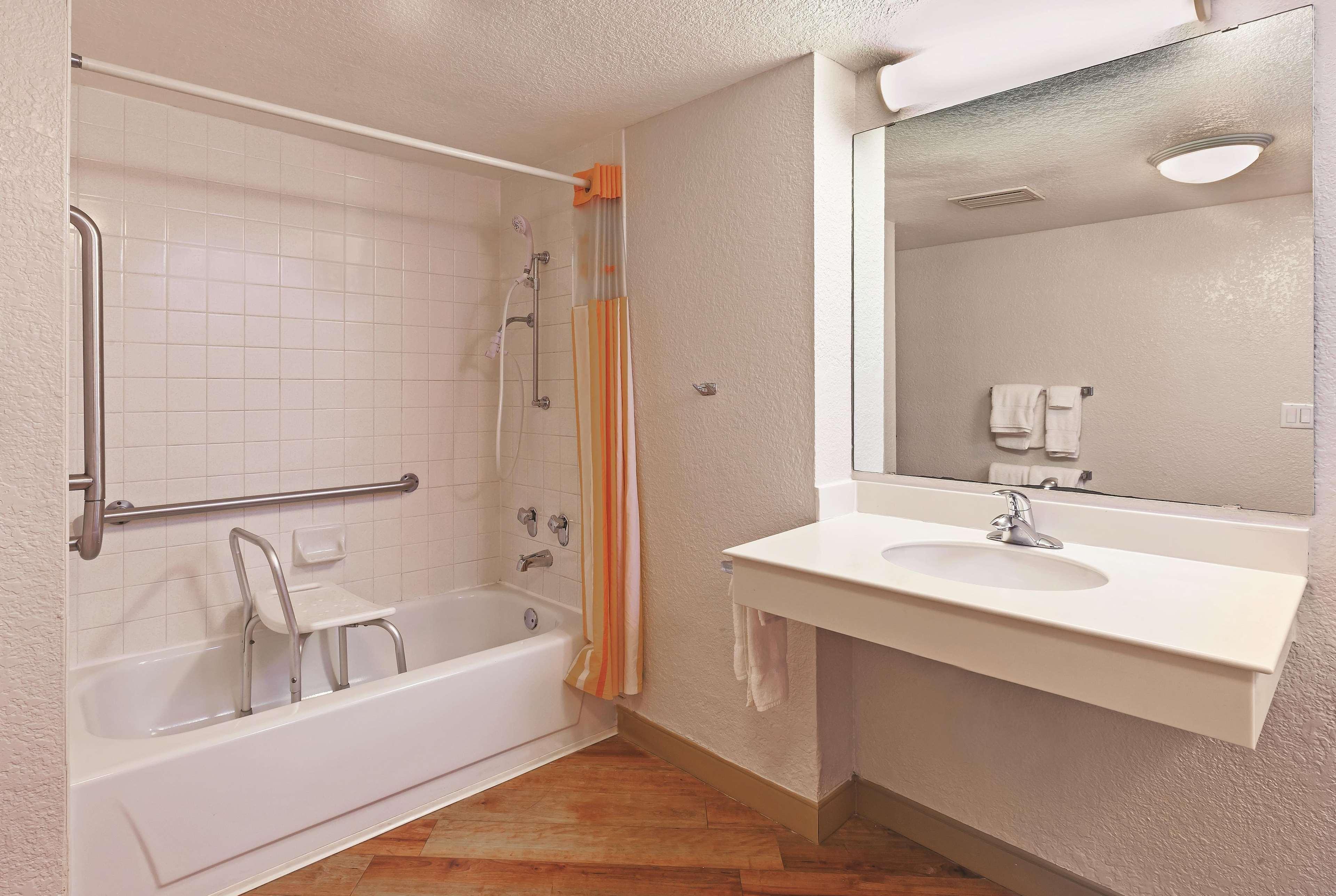 Travelodge By Wyndham Cy-fair Hotel Houston