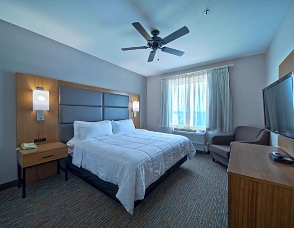 Hotel Eagles Fly At Wingate Hotel, Iah Houston
