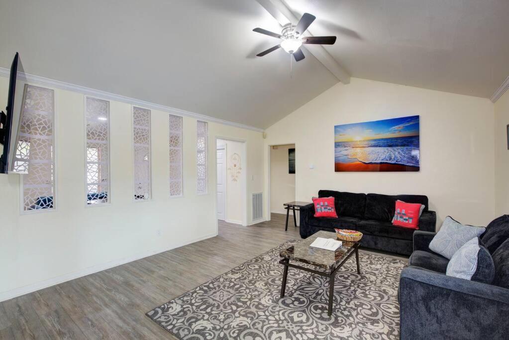 Good Vibes 4 Bedroom With Private Pool, Close To Loop *