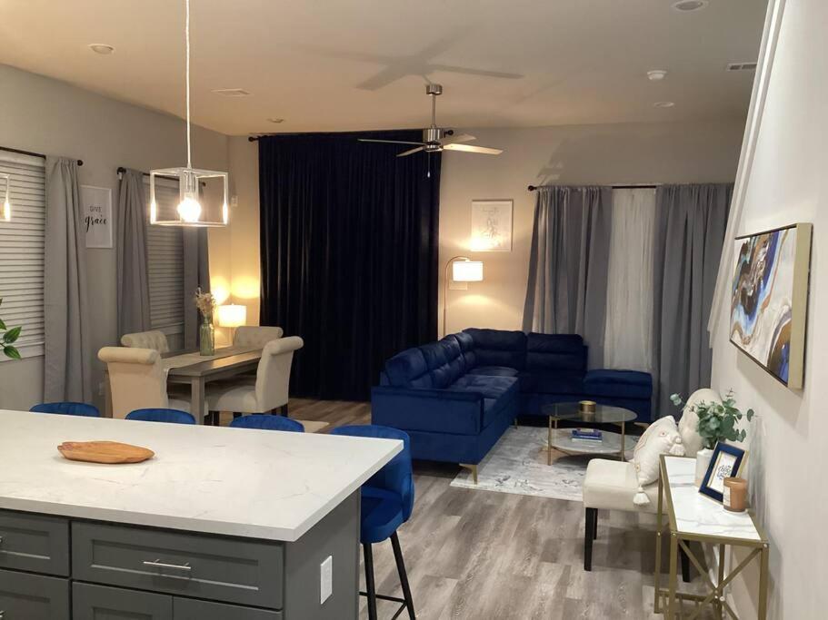 3 Bedroom 5-7min From Downtown *