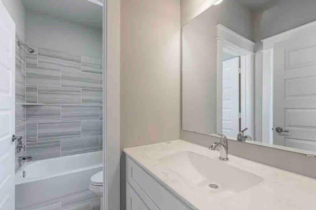 3 Bedroom 5-7min From Downtown