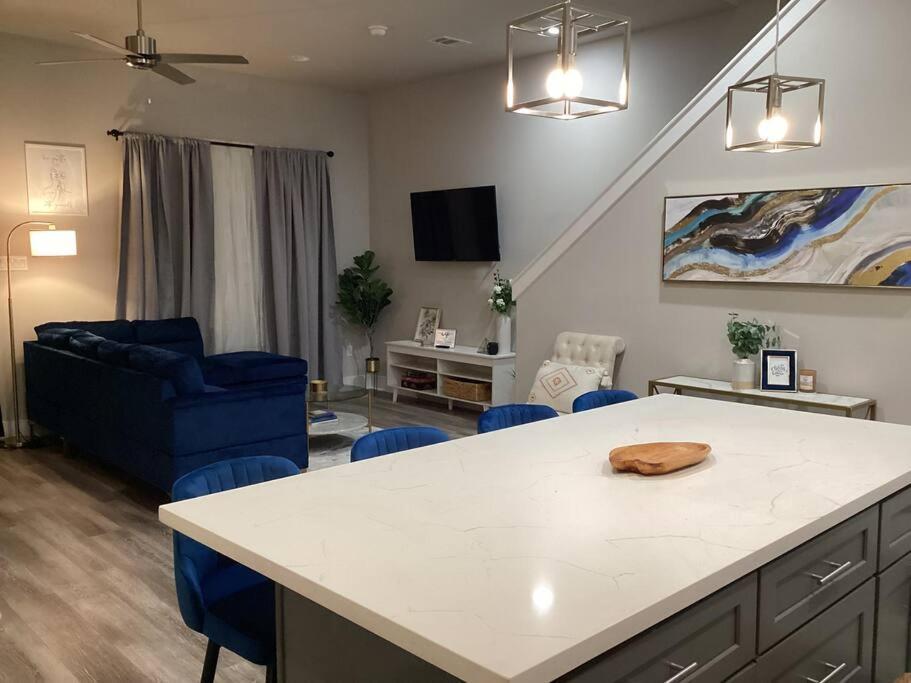 Holiday home 3 Bedroom 5-7min From Downtown *