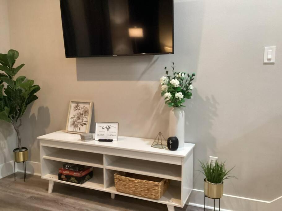 3 Bedroom 5-7min From Downtown *
