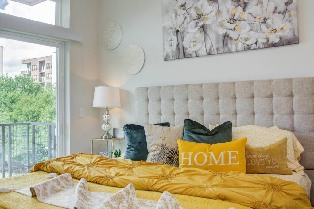 Luxury Living Downtown Kingbed.