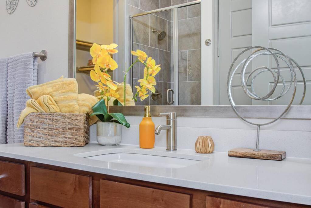 Luxury Living Downtown Kingbed.