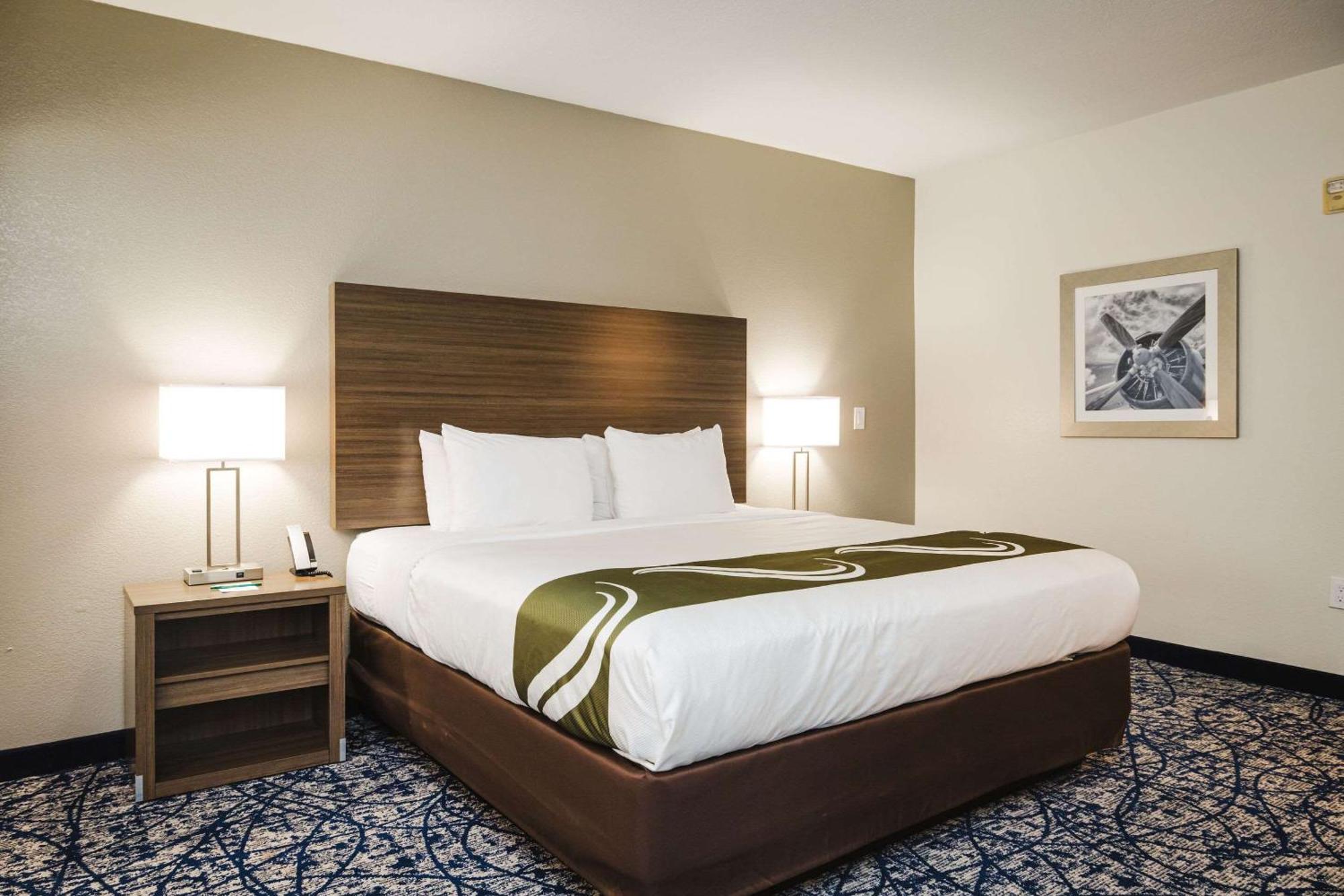 Hotel Quality Hobby Airport 2*