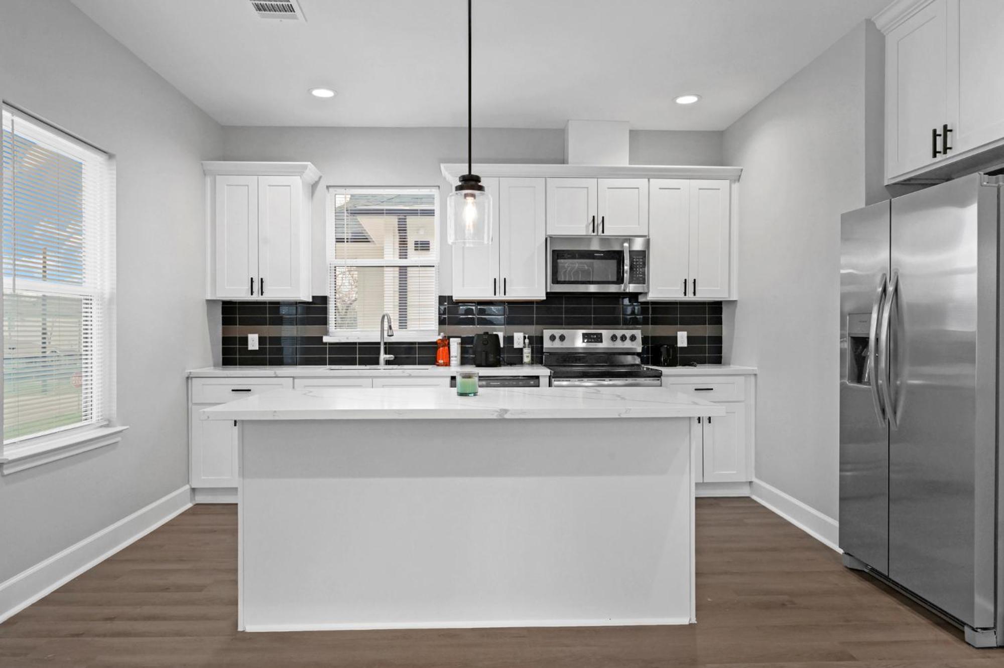 Instant 3 Bedroom 4 Beds 2bath! 15 Min From Downtown, Medical Center, Convention Center, Toyota Center, And Aquarium!