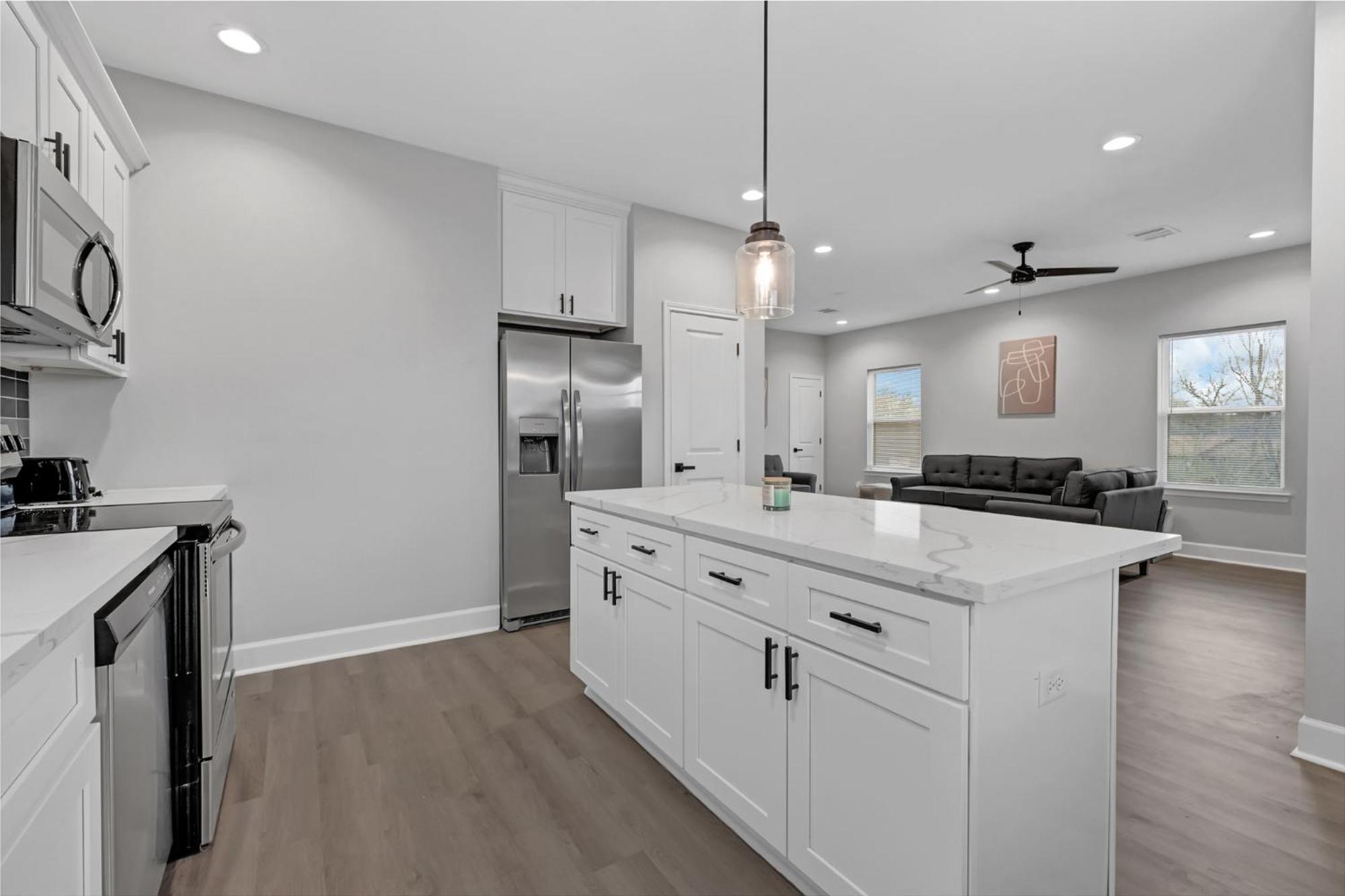 Instant 3 Bedroom 4 Beds 2bath! 15 Min From Downtown, Medical Center, Convention Center, Toyota Center, And Aquarium! *