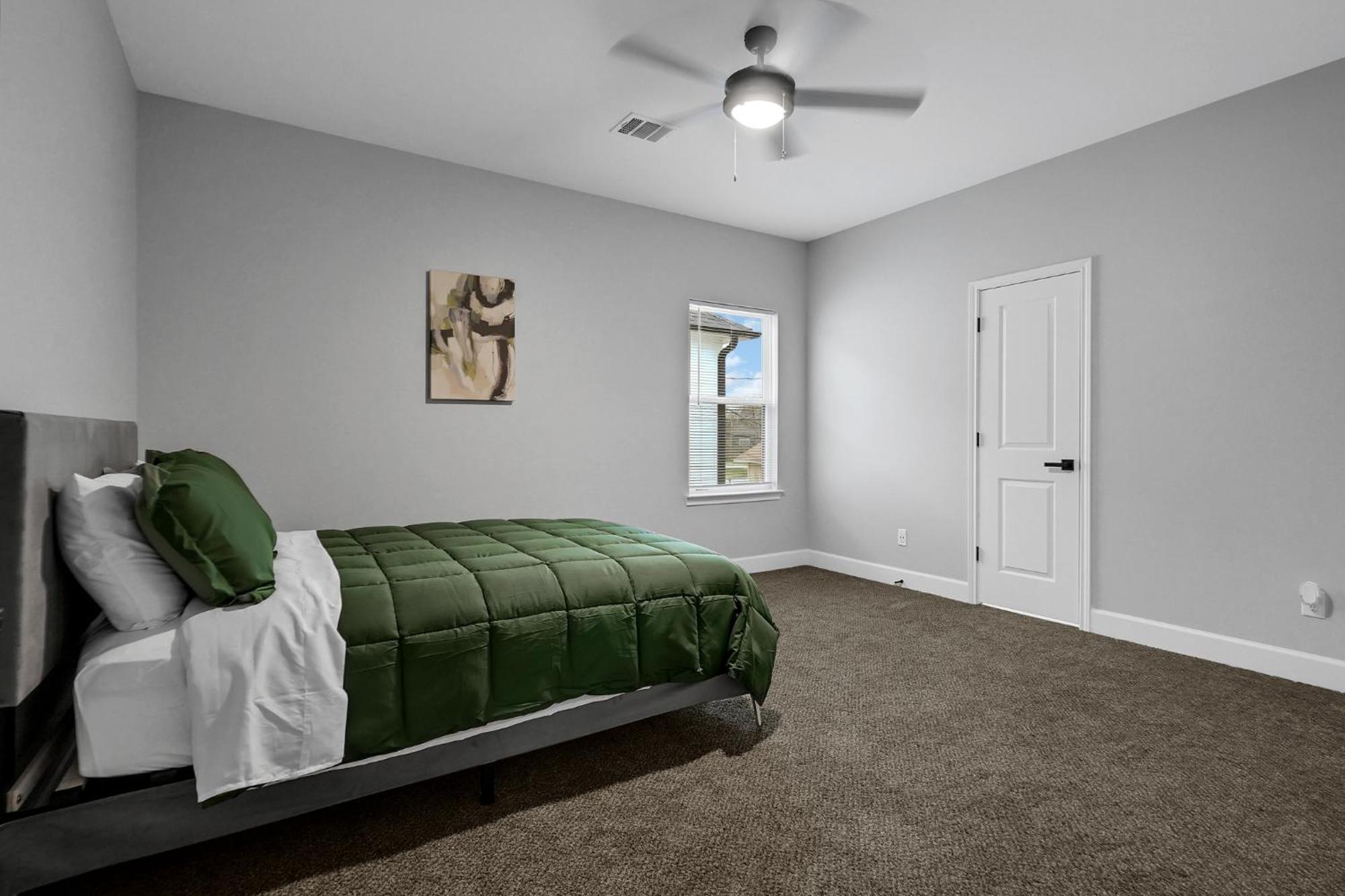Instant 3 Bedroom 4 Beds 2bath! 15 Min From Downtown, Medical Center, Convention Center, Toyota Center, And Aquarium!