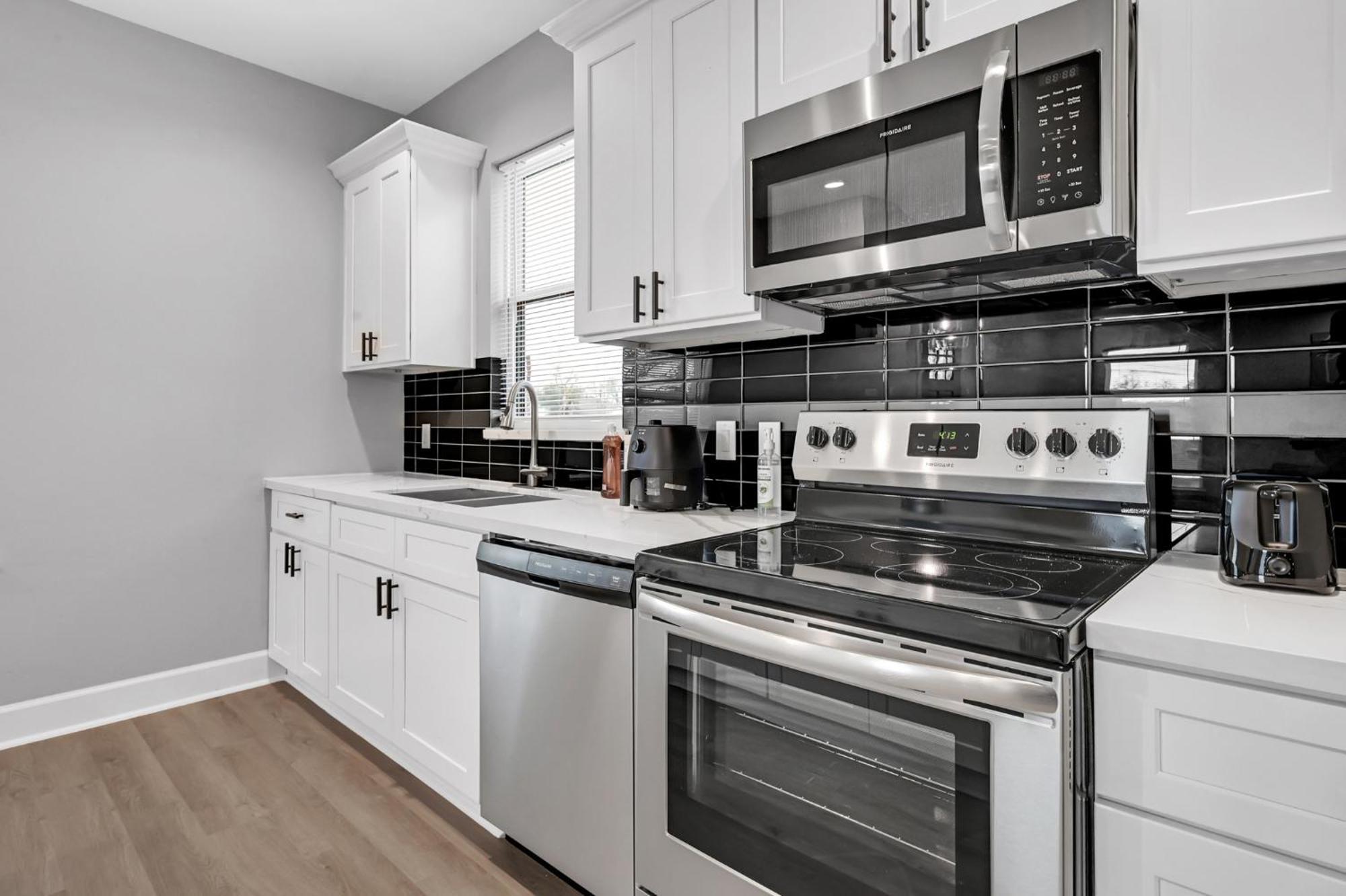 Instant 3 Bedroom 4 Beds 2bath! 15 Min From Downtown, Medical Center, Convention Center, Toyota Center, And Aquarium! Holiday home