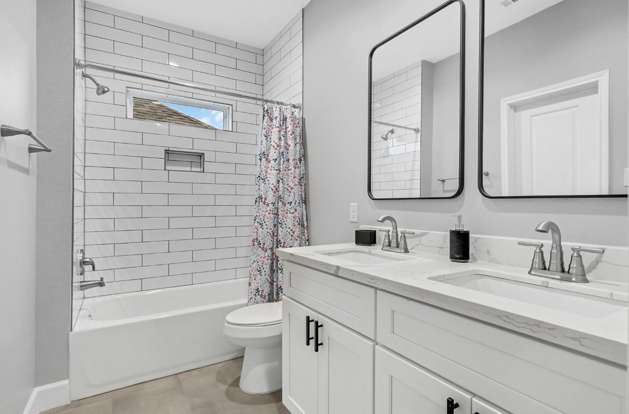 Instant 3 Bedroom 4 Beds 2bath! 15 Min From Downtown, Medical Center, Convention Center, Toyota Center, And Aquarium! * Houston