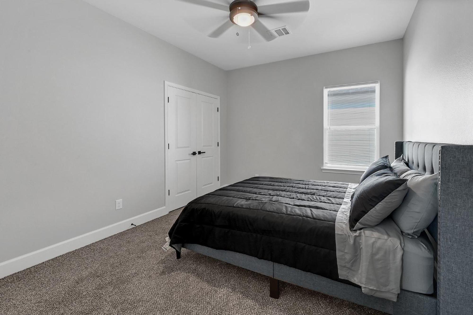 Instant 3 Bedroom 4 Beds 2bath! 15 Min From Downtown, Medical Center, Convention Center, Toyota Center, And Aquarium! *
