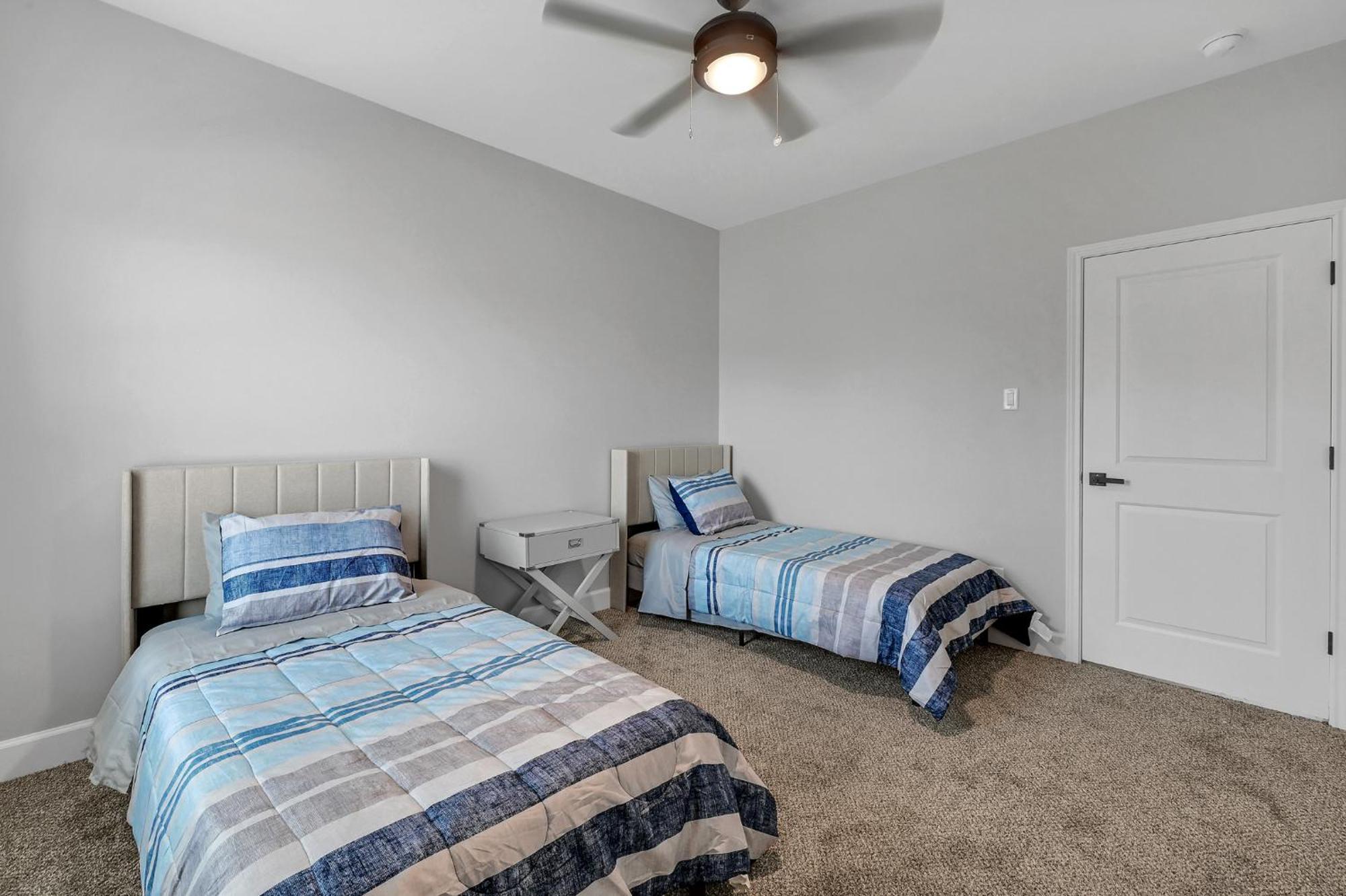Instant 3 Bedroom 4 Beds 2bath! 15 Min From Downtown, Medical Center, Convention Center, Toyota Center, And Aquarium! Holiday home *